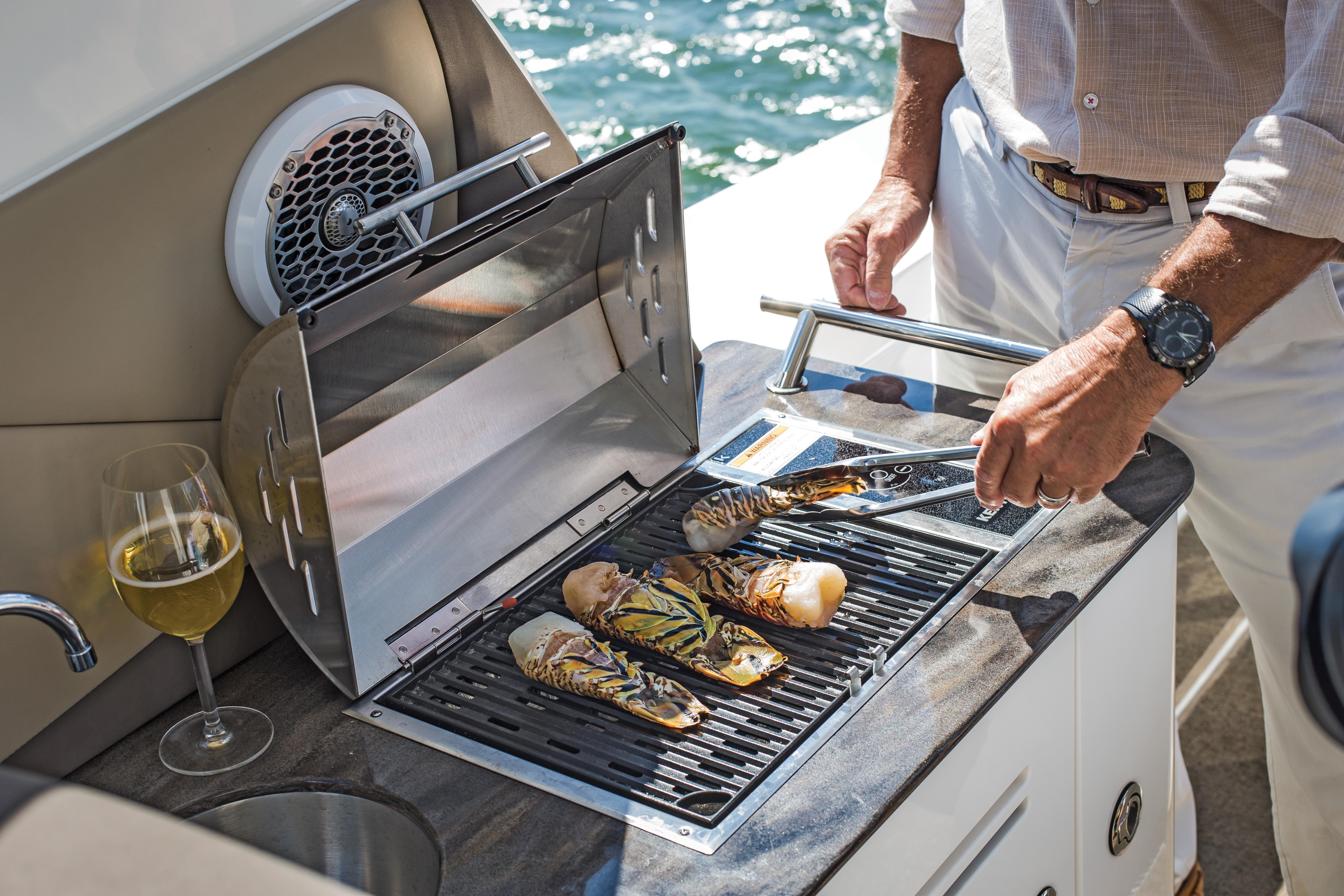 2023 Sea Ray
                                                             Sundancer 370 Outboard Image Thumbnail #42