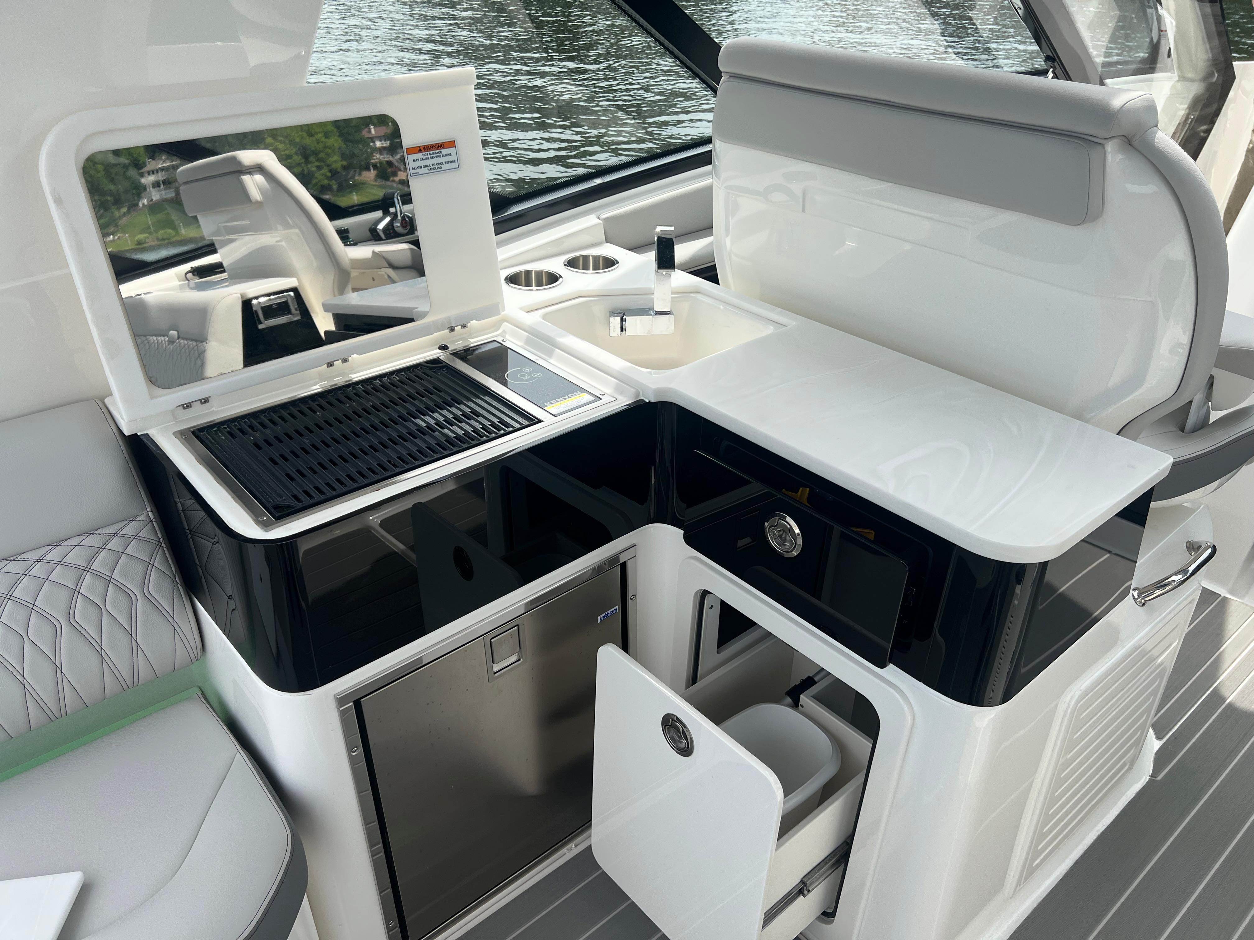 2023 Sea Ray
                                                             Sundancer 370 Outboard Image Thumbnail #21