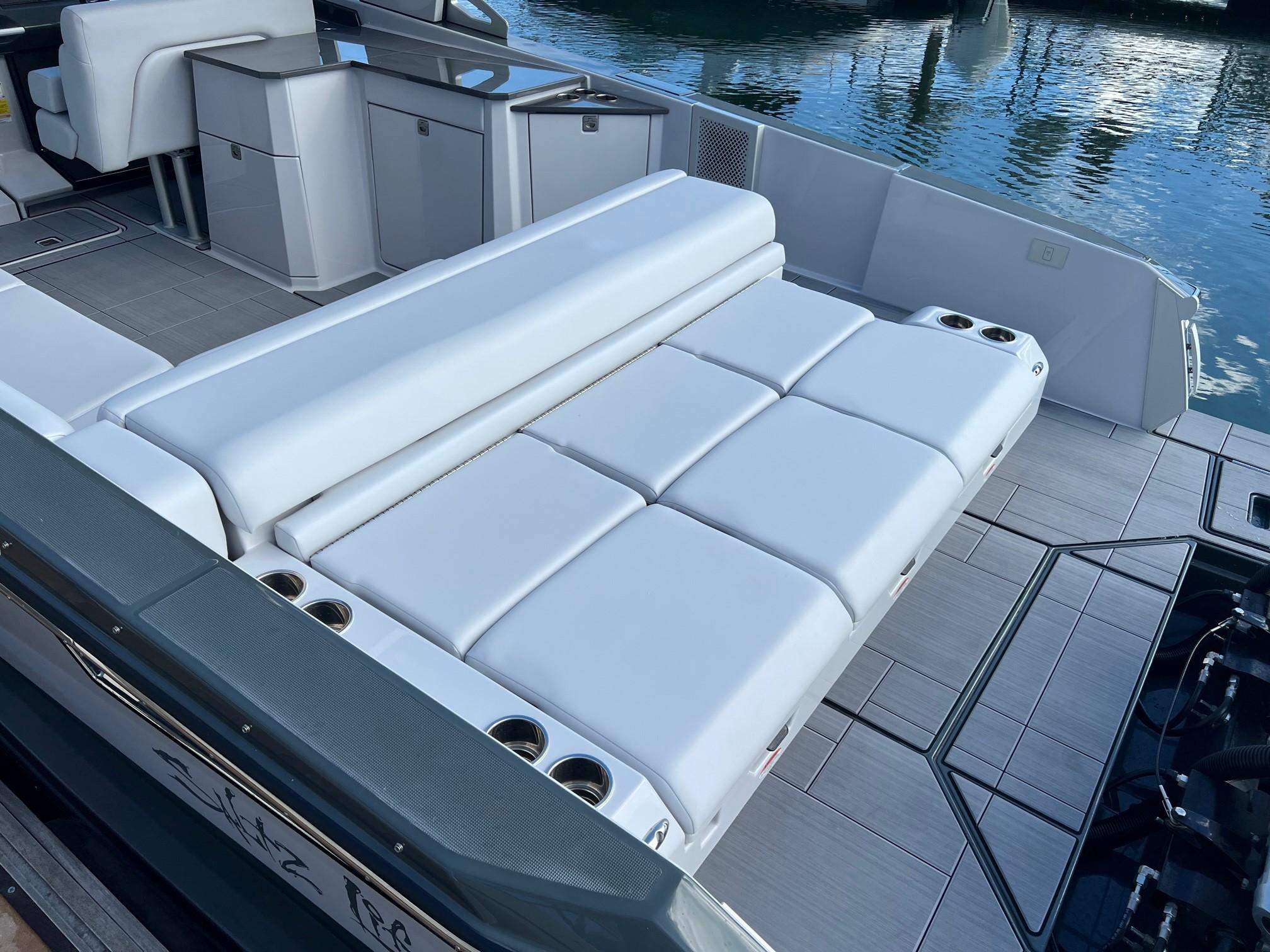 2022 Aviara
                                                             AV32 Outboard Image Thumbnail #7