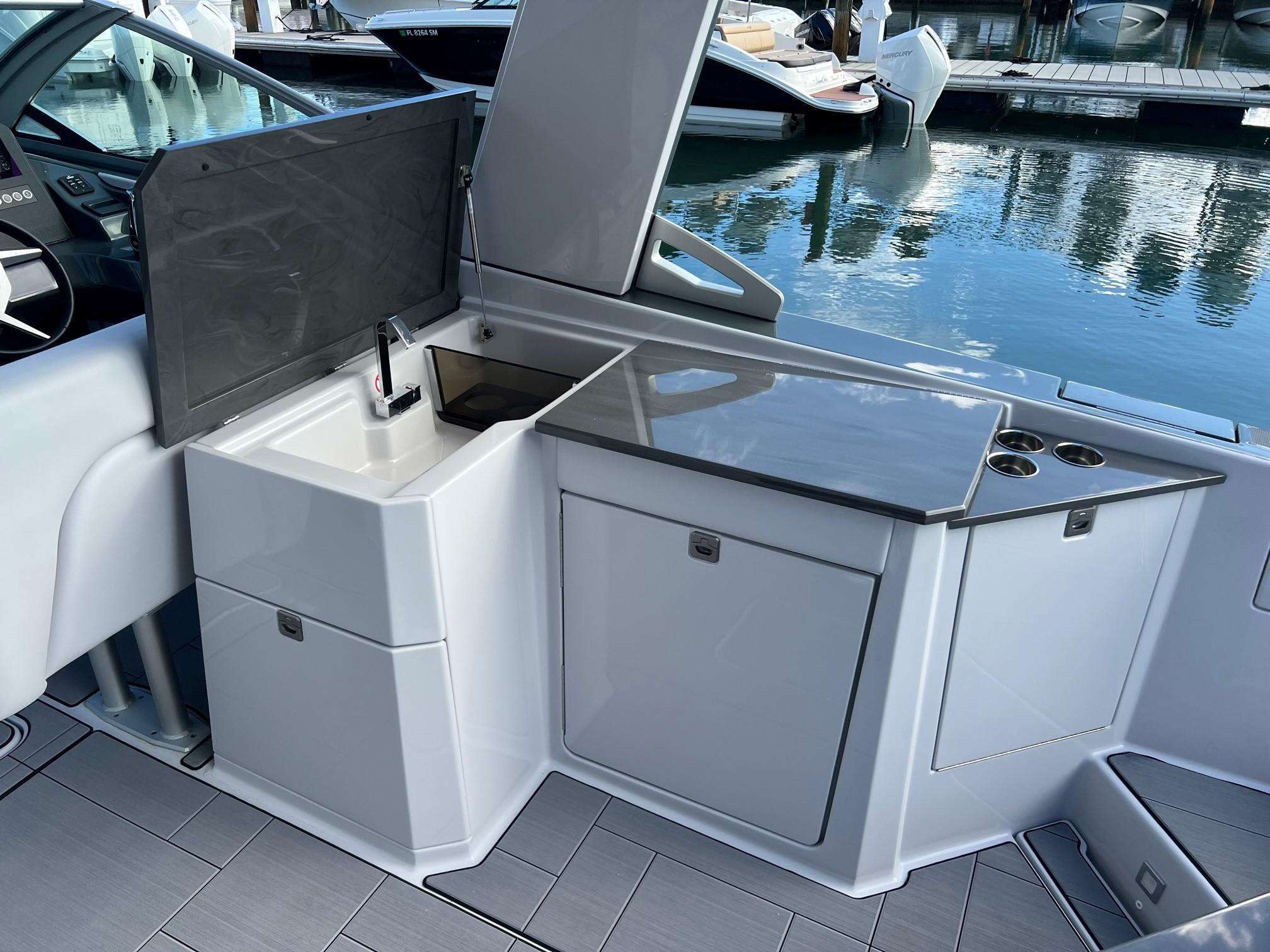 2022 Aviara
                                                             AV32 Outboard Image Thumbnail #13