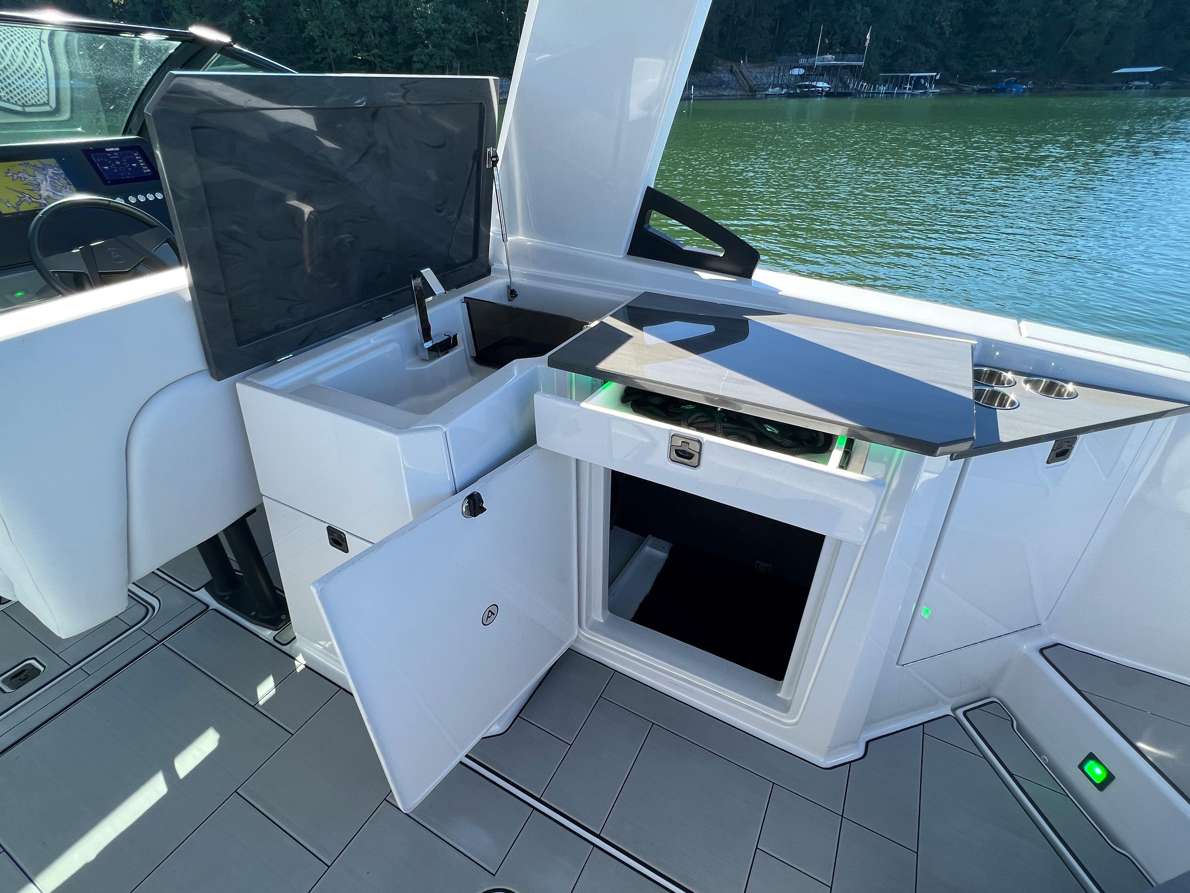 2021 Aviara
                                                             AV32 Outboard Image Thumbnail #26