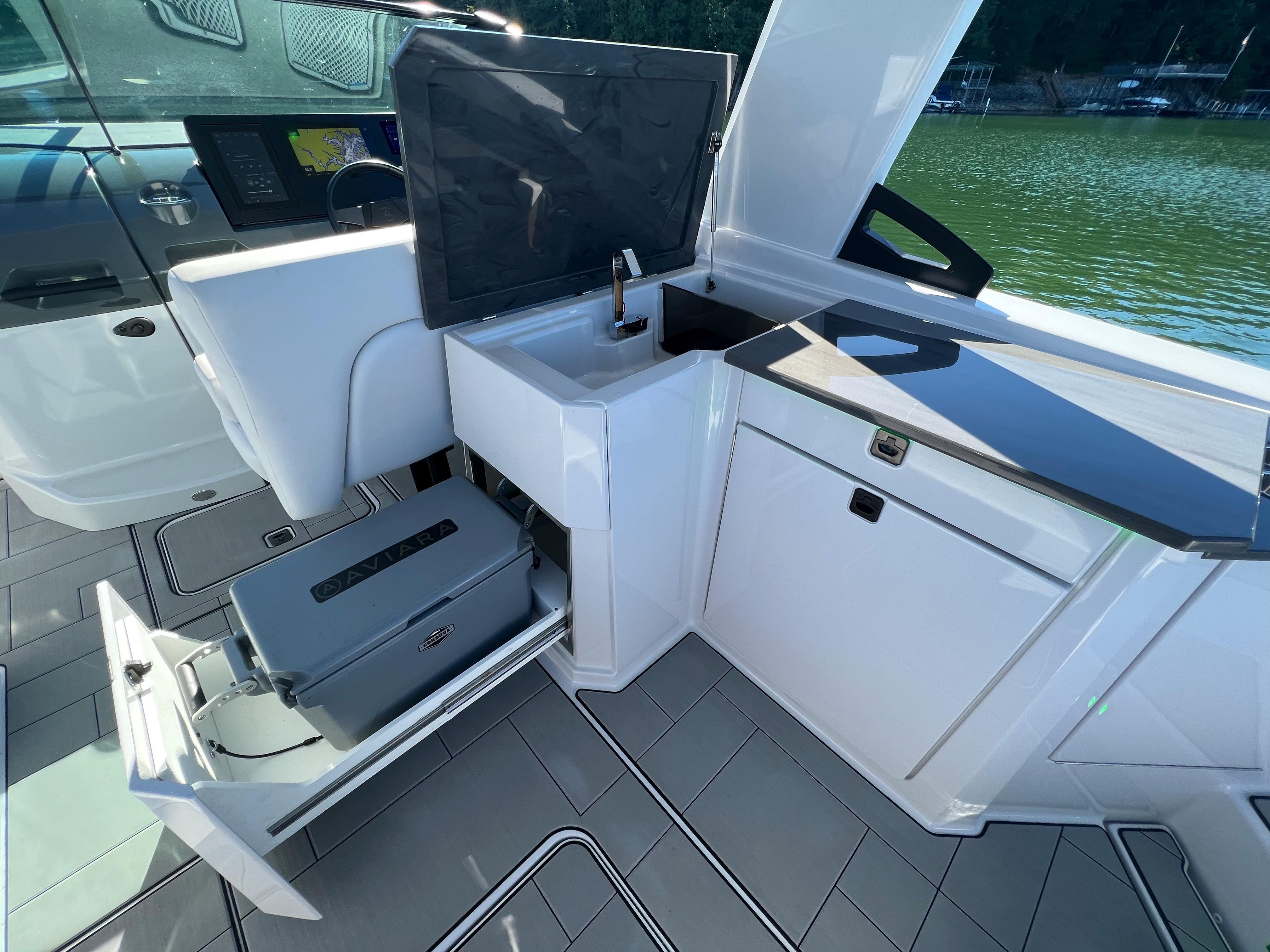 2021 Aviara
                                                             AV32 Outboard Image Thumbnail #29
