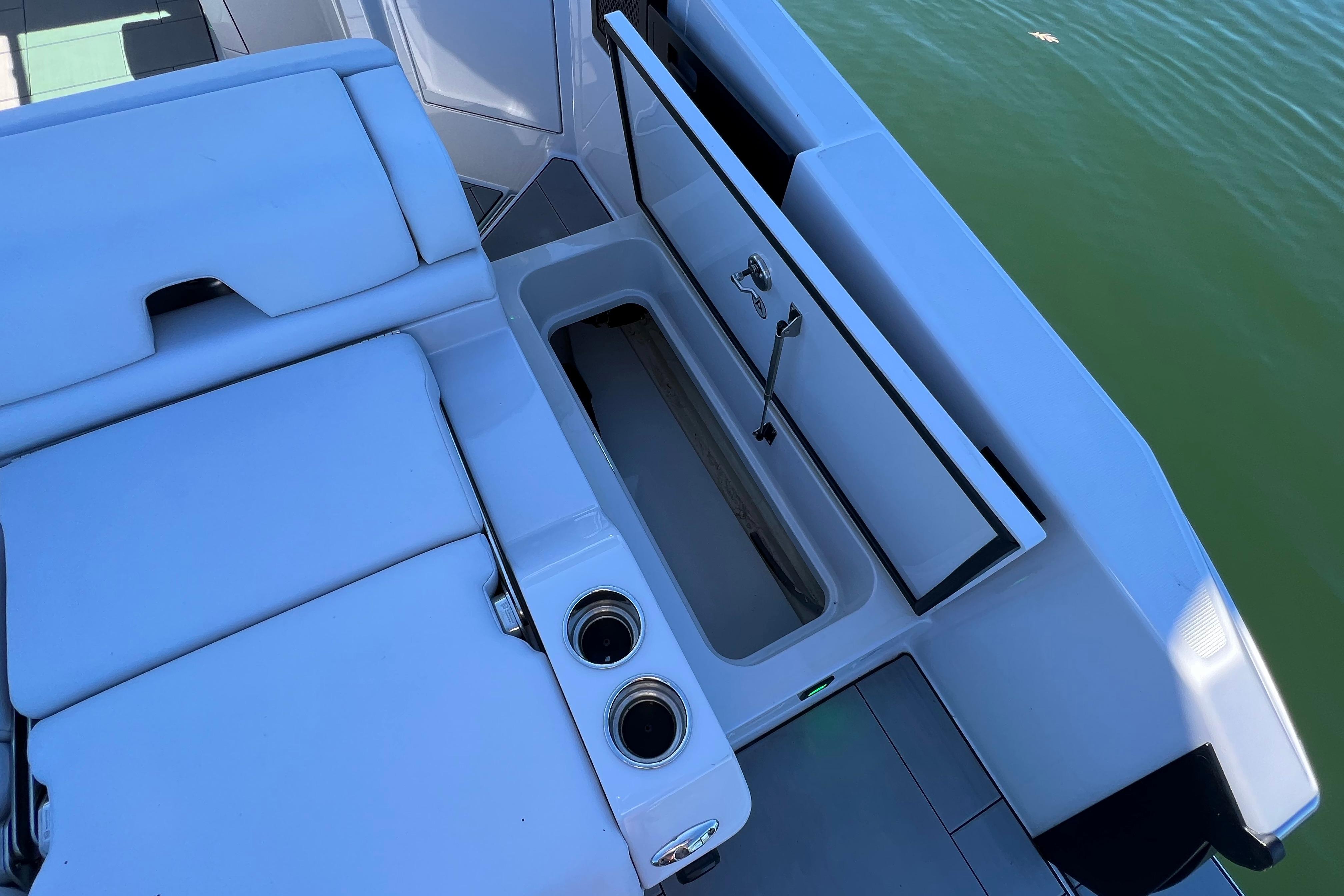2021 Aviara
                                                             AV32 Outboard Image Thumbnail #22