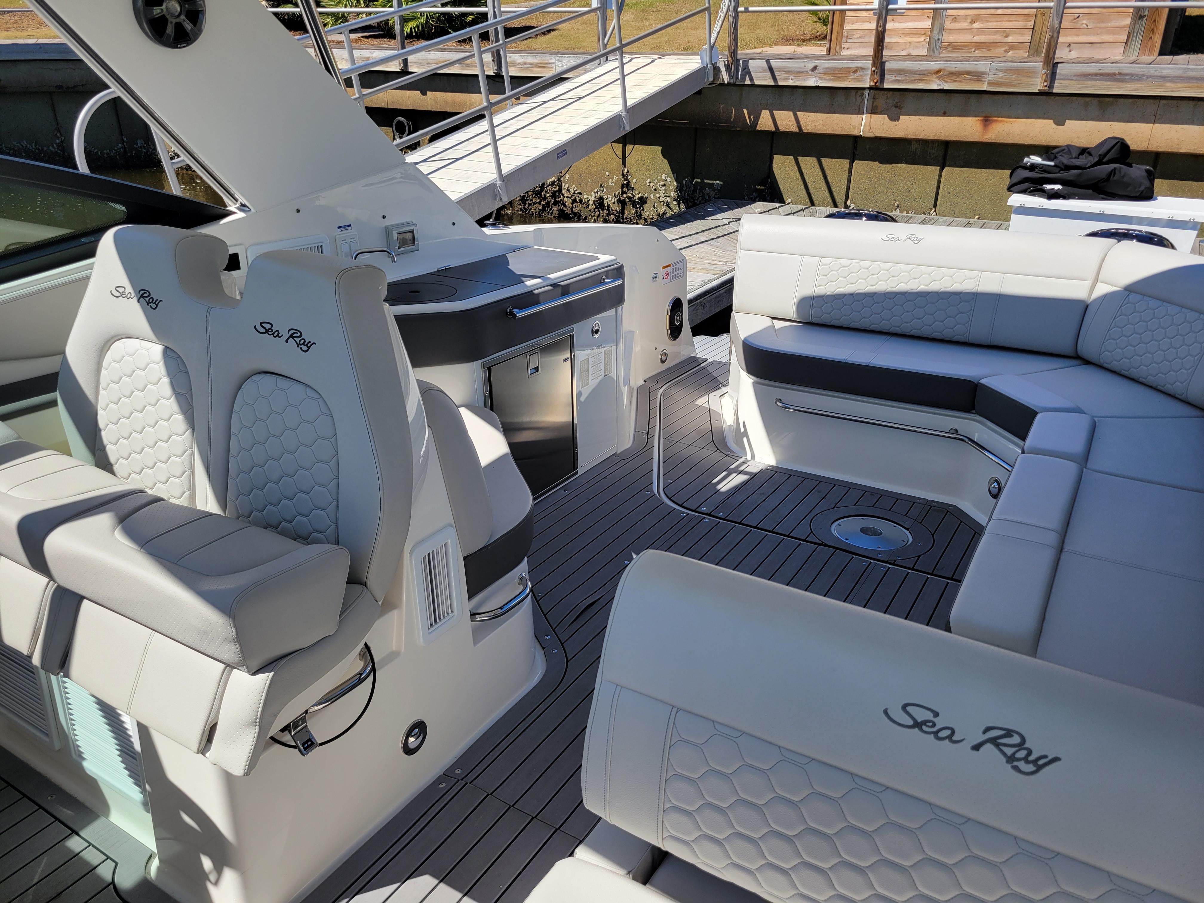 2021 Sea Ray
                                                             320 DA-OB Image Thumbnail #18